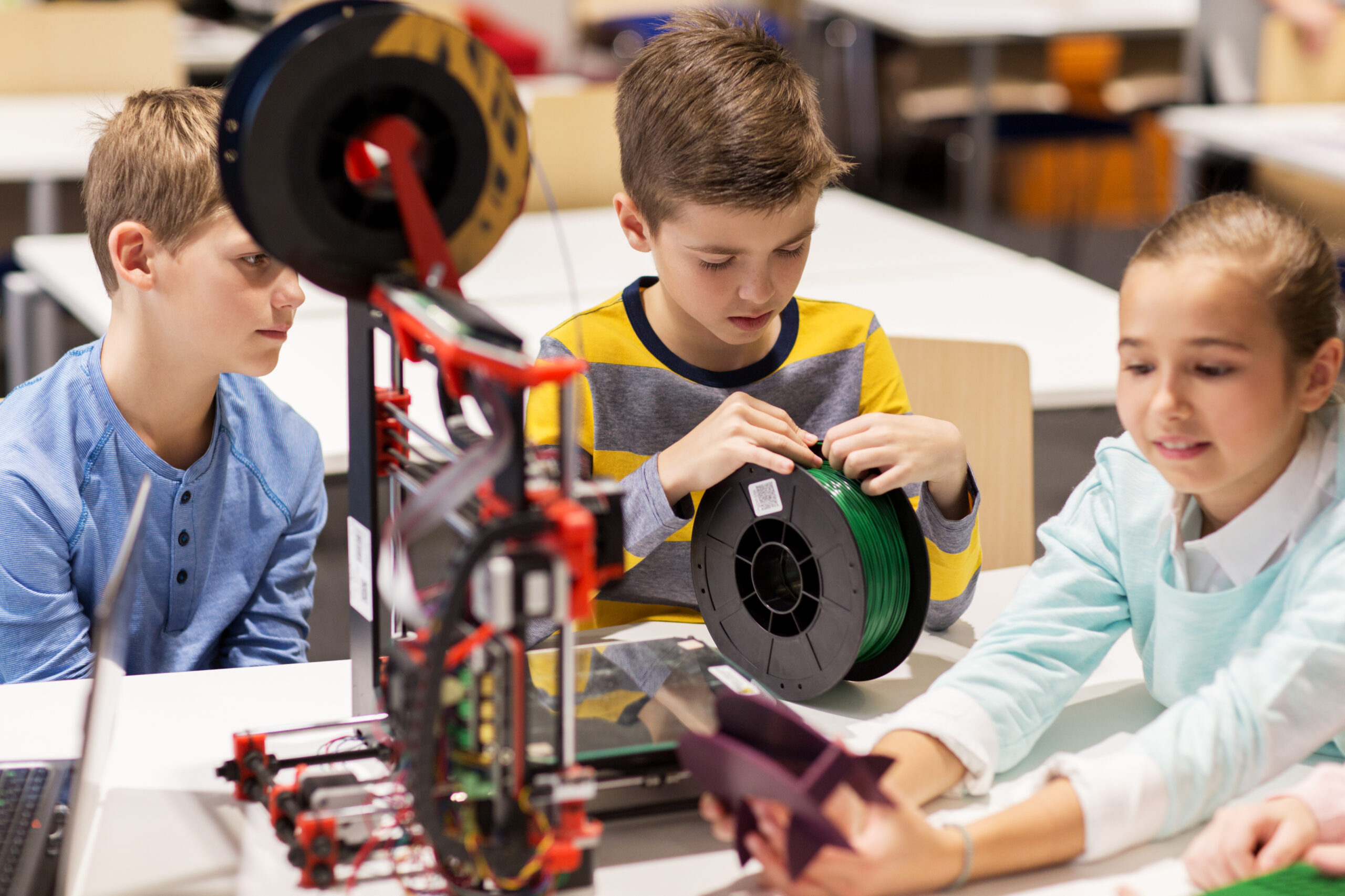 Kids printing on a 3d printer